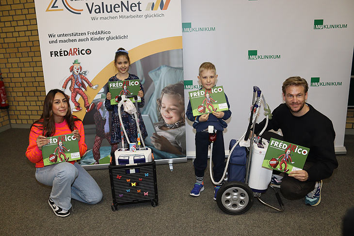 Moderatorin Melissa Khalaj und Schauspieler Frederic Heidorn, mit den Patienten Romina (9) und Marko (5), die im LMU Klinikum auf ein neues Herz warten  (©Foto:Martin Schmitz)